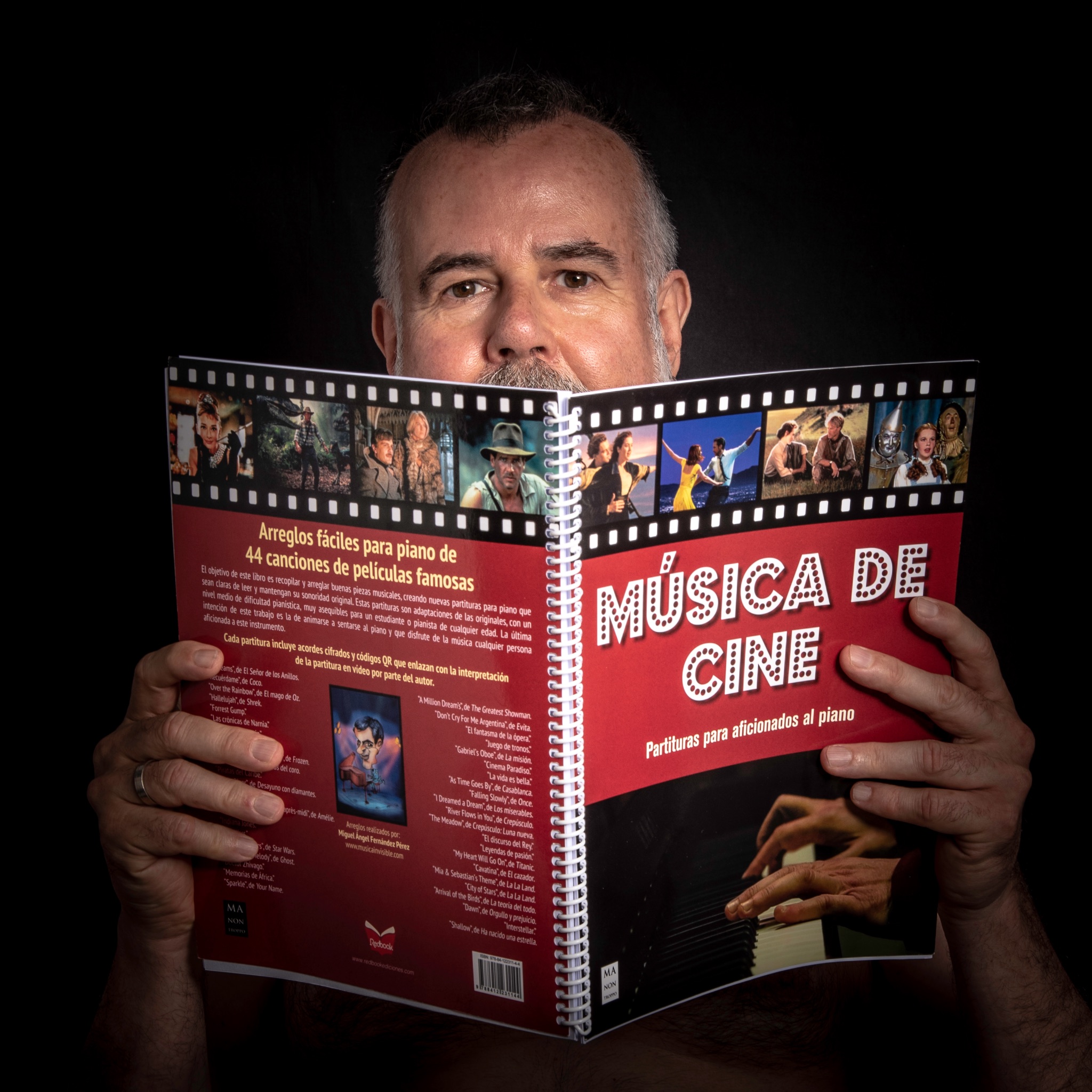 Joan Pere Jové llegint el llibre Música de cine